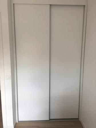 Armario empotrado. Puertas blancas correderas